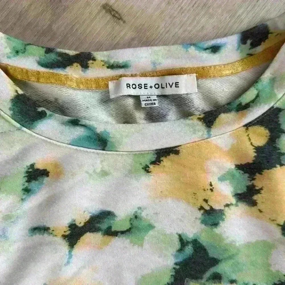 Rose + Olive sweater size medium - Picture 2 of 3